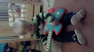 Malý 22 mesačný gitarista