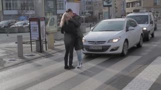 Bozkávajúci sa pár blokuje dopravu v centre BA!