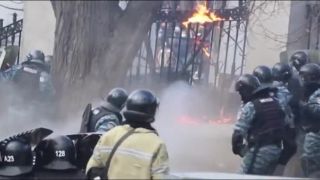 Berkut vs demonštranti na Ukrajine