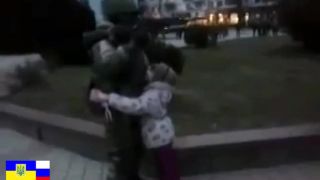 Vojak domobrany na Krymu a dite.