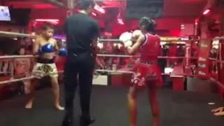 Dievča vyškolilo chlapca (Muay Thai)