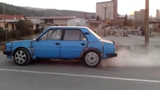 Menší burnout Škoda 120 V8