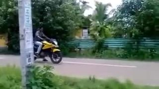Macher z Indie na motorke