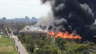 Požiar bytového domu v centre mesta Houston