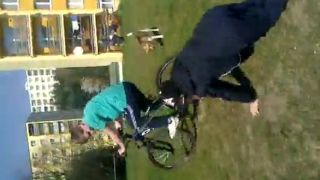 Debil sa hra na psa pri bicykli