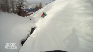 Spadol rovno do zamrznutej rieky