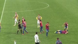 Brutálny faul Ákosa Szarku na Tomáša Kóňu