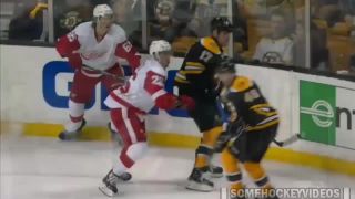 Milan Lucic urobil Danny Dekeyser urologickú kontrolu