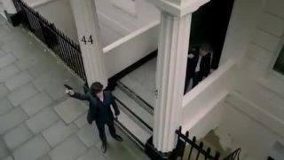 Sherlock volá políciu