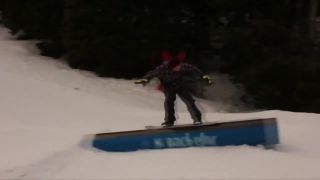 Tvrdo spadol na snowboarde