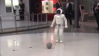 Prezident Obama si zahral futbal s robotom