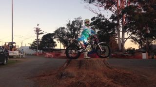 Jack Fields - backflip na peň