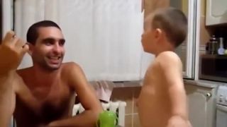 Otec si dáva cigaretu so svojím dieťaťom