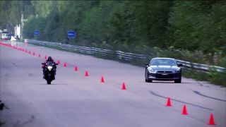 Nissan GT-R (850 HP) vs. Suzuki Hayabusa (196 HP)