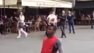 Futbalový freestylista v Paríži