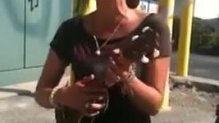 Dievča bez domova a jej ukulele