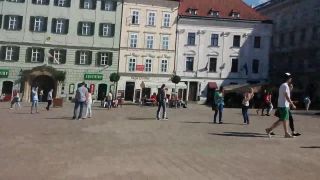 Flash Mob, dav ludí kričí