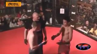 Bojovnik MMA vzdal zápas aby ušetril súpera