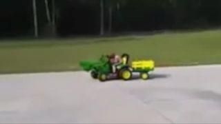 Zaspal za volantom traktora