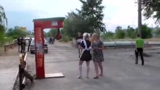 Ruská dievuška pri boxovacom vreci
