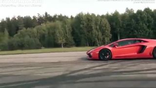 Závod šeliem - Ferrari F12 vs Lamborghini Aventador