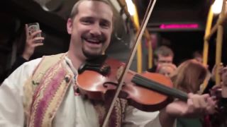 Muzička v nočnom spoji v Bratislave