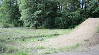 SALTO DOZADU (BACKFLIP) !! :) JEDU SALTA (BOMBY) :)