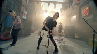 5 Seconds Of Summer - She Looks So Perfect