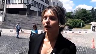 Mezenská upratuje prázdne obaly od vody do vreca.
