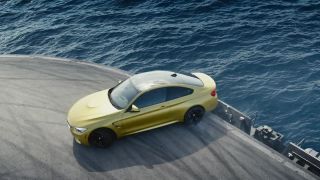 BMW M4 na lietadlovej lodi