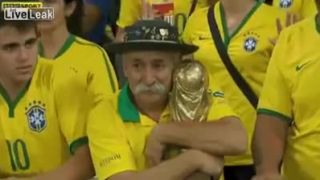 Brazílsky fanúšik v smútku