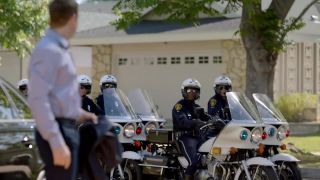 Audi A6 a policajný sprievod