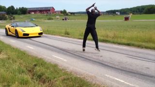 Preskok Lamborghini idúceho 130 km/h