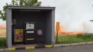 Požiar suchej slamy na poli v Trebišove ohrozoval čerpaciu st