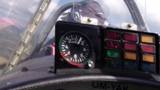 Nízky prílet YAK 52 na airshow Svidník