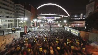 Anglickí futbaloví fanúškovia opúšťajú Wembley