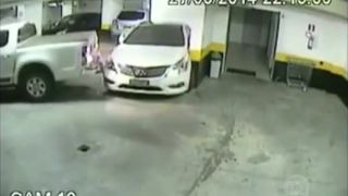 Frustrovaný vodič si spravil miesto na parkovanie