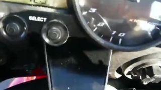 Jednou rukou 235km/h