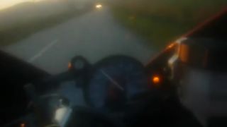 R1 na mokrej ceste
