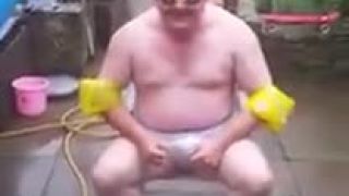 Ice Bucket Challenge až sa pokakal