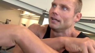 Tréning ramien a bicepsov.