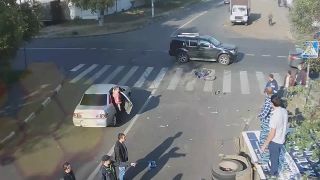 Cyklista na priechode, nákladiak a osobné auto (Rusko)