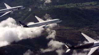 Let vo formácii A350 XWB