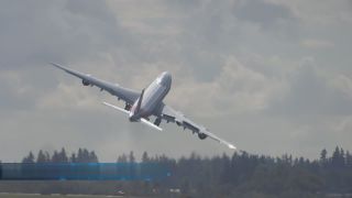 Chvíľka napätia pri vzlete Boeingu 747-8