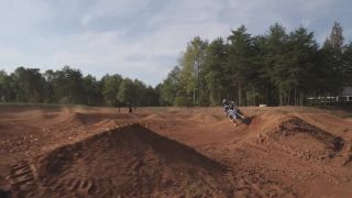 Beštia na 4 kolesách Toyota Camry a Yamaha YZF 450