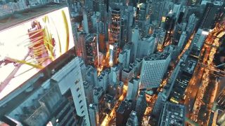 Hackli svetelnú tabuľu na mrakodrape (Hong Kong)