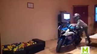 Prečo neparkovať motorku v obývačke