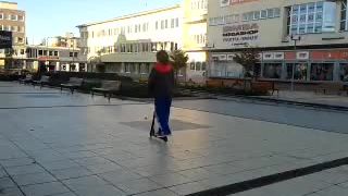 Kolobežkári v Senici - Námestie Oslobodenia:Preskakovanie kam