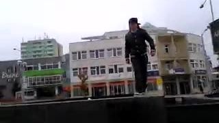 Kolobežkári v Senici Námestie Slobody - parkour 

