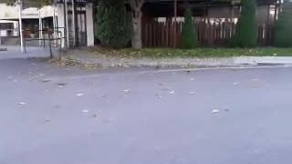 Kolobežkári v Senici - Námestie Slobody - skočenie z obrubn